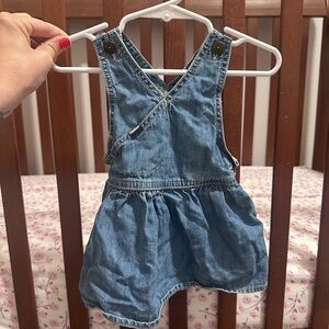 OshKosh baby girls overalls dress size 6 months. Excellent condition